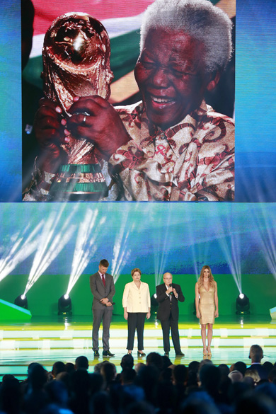 Homenagem a Nelson Mandela na cerimônia do sorteio dos grupos da Copa de 2014