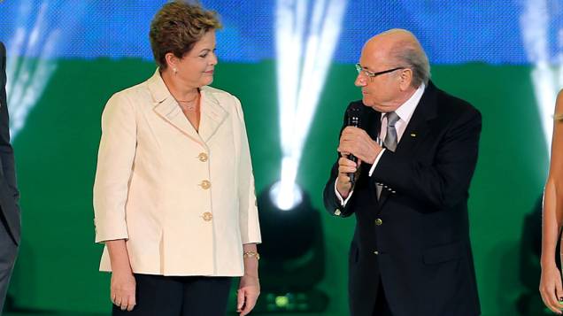 Presidente Dilma Rousseff e o presidente da Fifa, Joseph Blatter durante a cerimônia do sorteio dos grupos da Copa de 2014