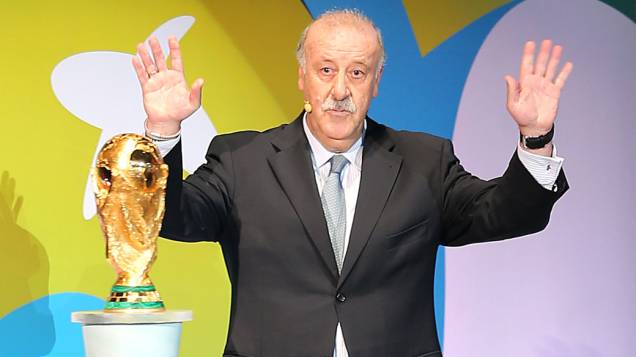 Técnico da Espanha, Vicente del Bosque entrega a taça durante cerimônia do sorteio dos grupos da Copa de 2014