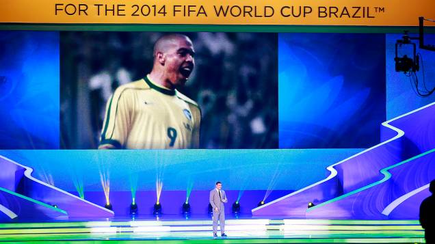 Ronaldo durante a cerimônia do sorteio dos grupos da Copa de 2014