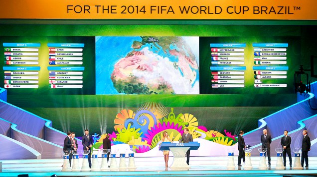 Telão mostra os grupos da Copa do Mundo de 2014