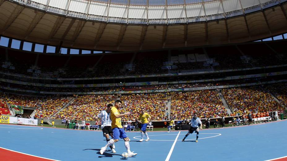 Jogadores de Brasil e Argentina disputam o Desafio de Futsal no estádio Mané Garrincha, em Brasília