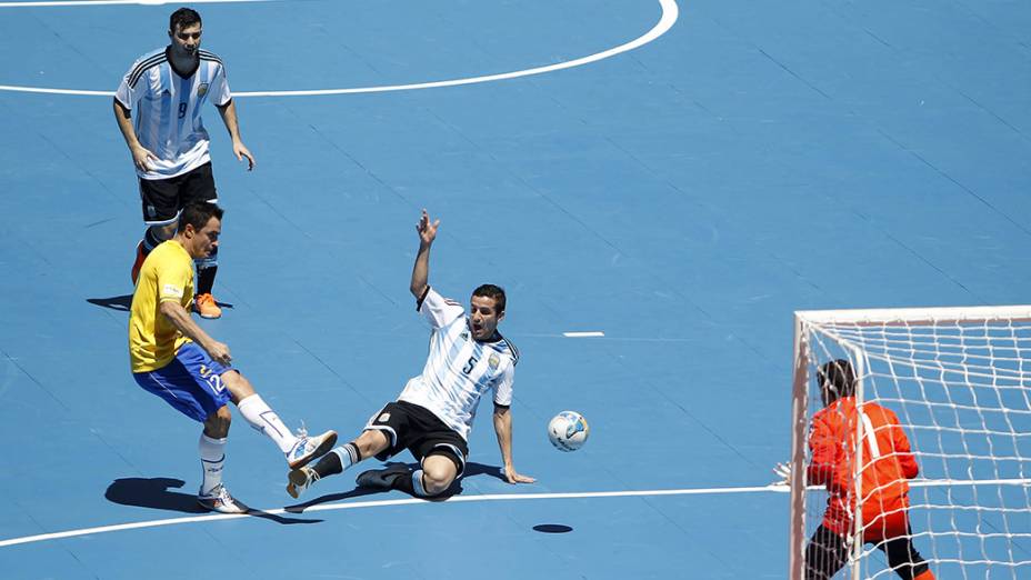 Falcão teve boa chance na partida, mas a bola saiu por pouco