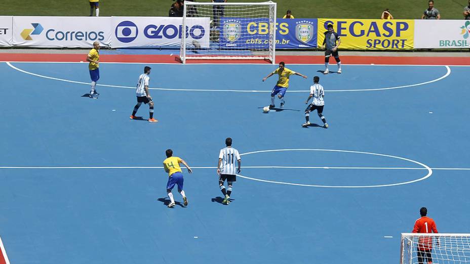 Jogadores de Brasil e Argentina disputam o Desafio de Futsal no estádio Mané Garrincha, em Brasília