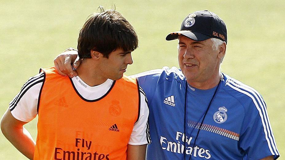 Carlo Ancelotti conversa com Kaká, durante primeiro treinamento da temporada, em Valdebebas, Espanha