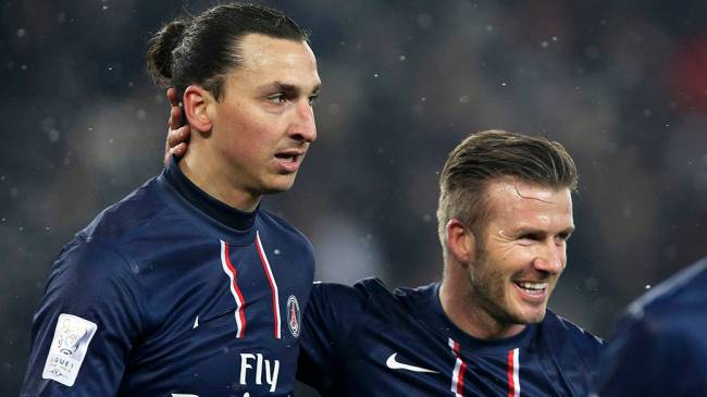 Ibrahimovic comemora com David Beckham, após seu gol contra o Olympic de Marseille pelo campeonato francês