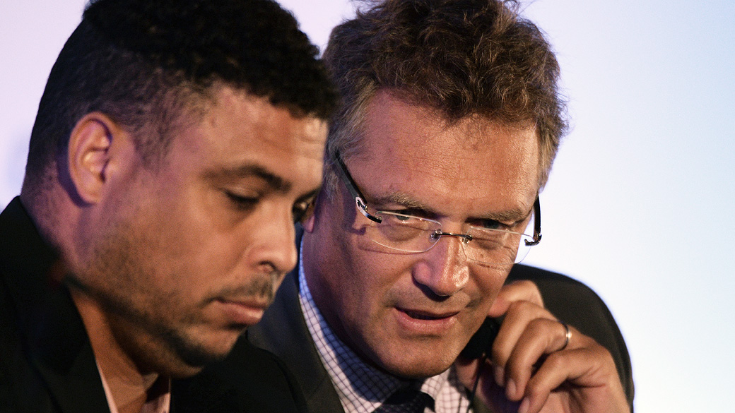 Secretário Geral da FIFA, Jérôme Valcke com Ronaldo Nazario membro do comitê organizador local da Copa do Mundo de 2014, durante uma visita ao Estádio do Maracanã, no Rio de Janeiro
