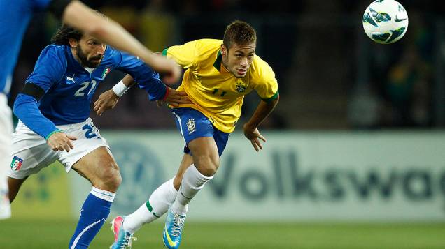 Neymar disputa a bola no amistoso entre Brasil e Itália