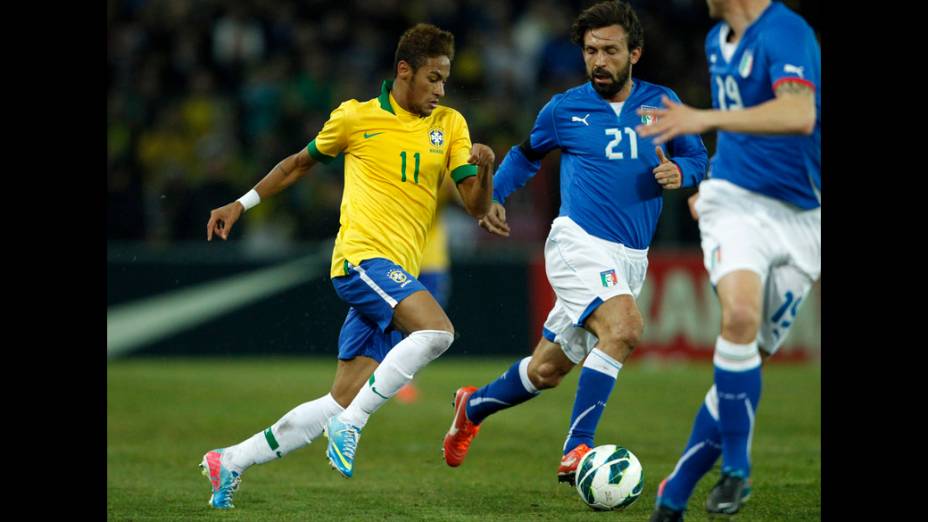 Neymar disputa a bola com Pirlo no amistoso entre Brasil e Itália