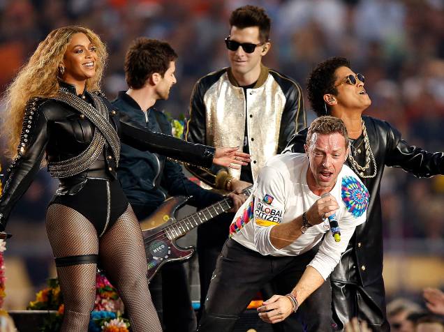 Beyoncé, Chris Martin do Colplay e Bruno Mars, durante o intervalo do Super Bowl, na Califórnia