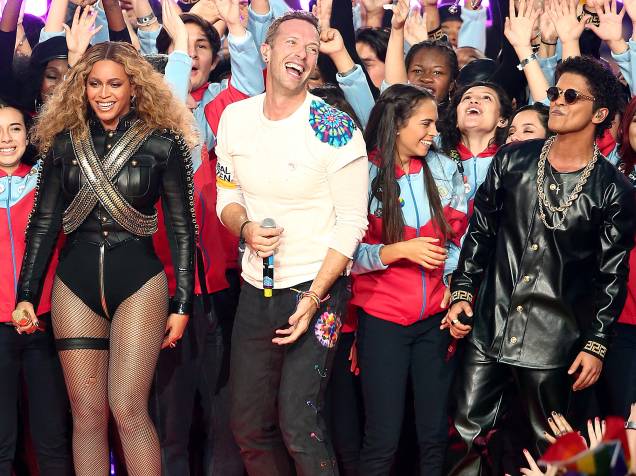 Beyoncé, Chris Martin do Colplay e Bruno Mars, durante o intervalo do Super Bowl, na Califórnia
