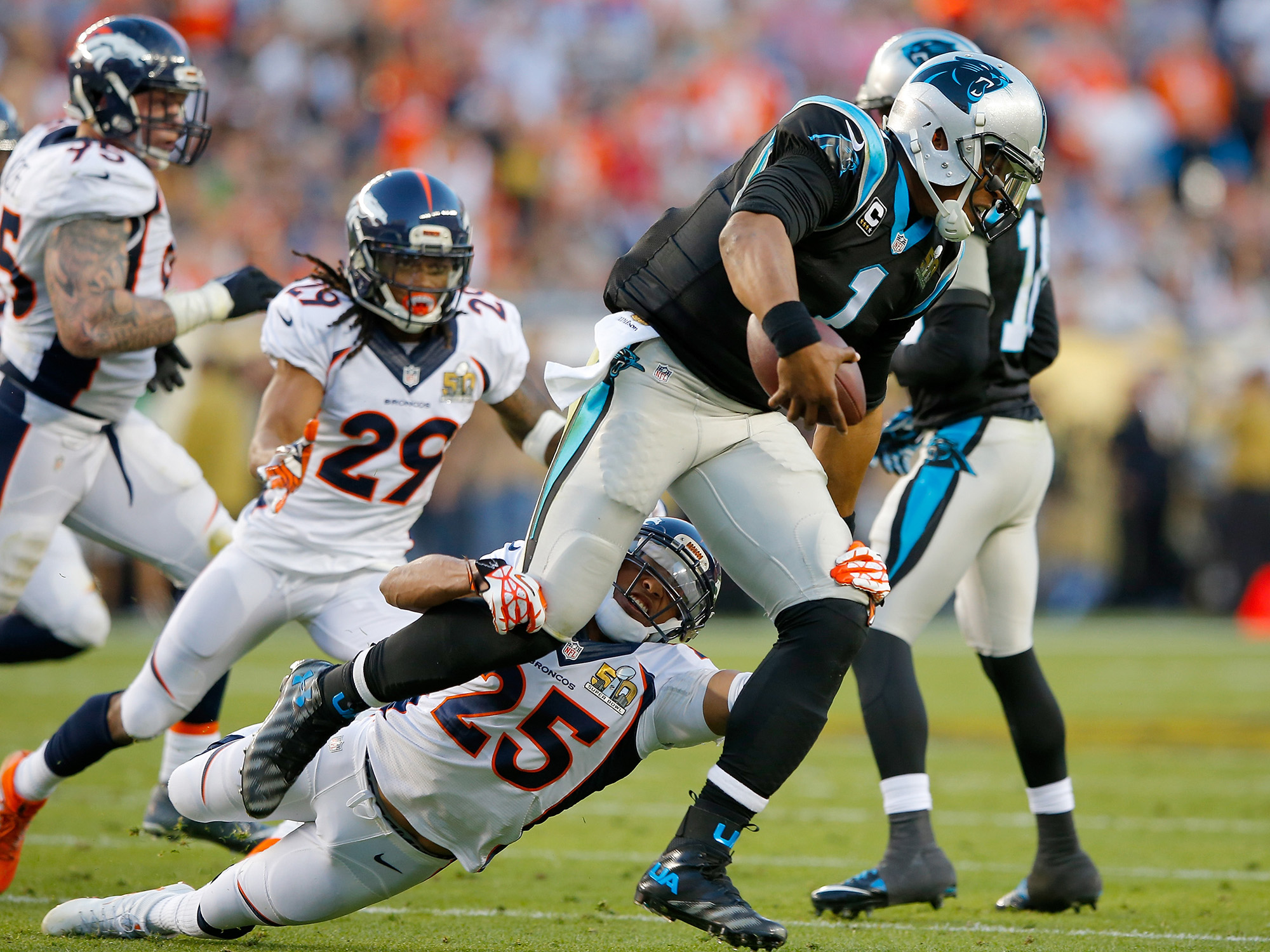 Chris Harris Jr., do Denver Broncos, tenta segurar Cam Newton, do Carolina Panthers, no segundo quarto do Super Bowl, na Califórnia