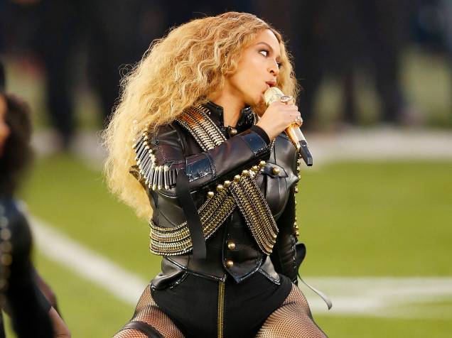 Beyoncé canta no intervalo do Super Bowl, na Califórnia
