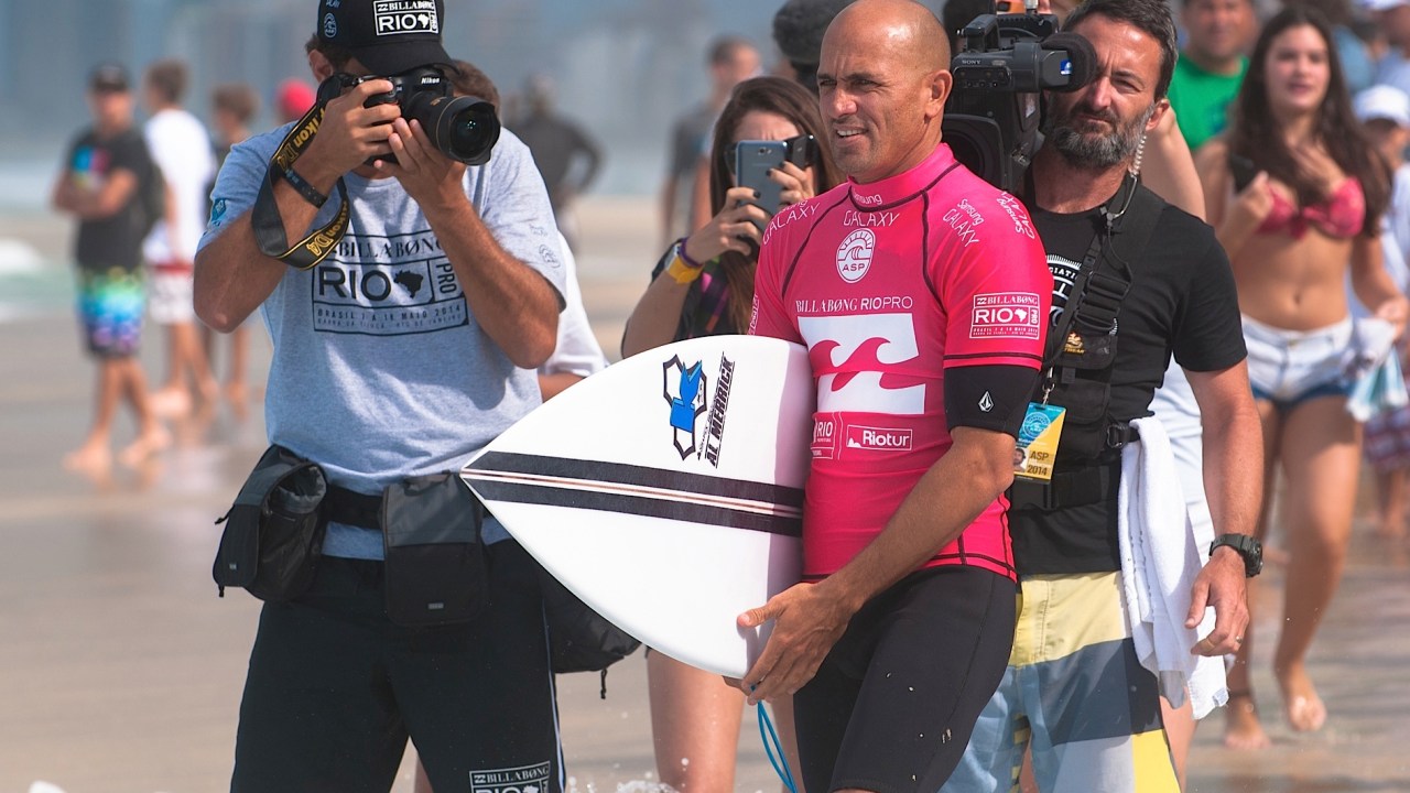 O surfista Kelly Slater se prepara para entrar na água, no Billabong Pro Rio 2014