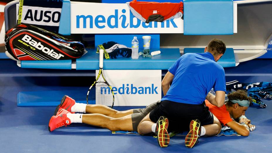 Rafael Nadal recebe tratamento durante a final do Aberto da Austrália