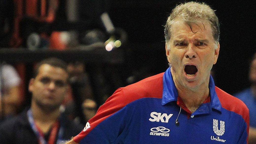 Técnico Bernardinho da instruções para a equipe Unilever/Rio de Janeiro na final Superliga Feminina de Vôlei contra o Sollys/Nestlé no ginásio do Ibirapuera, em São Paulo