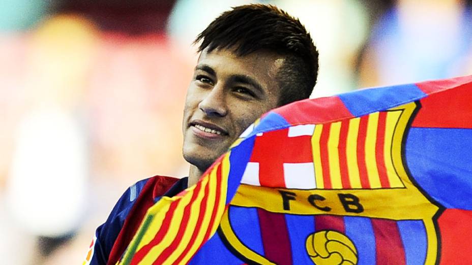 Neymar assina contrato com o Barcelona por cinco anos, na Espanha