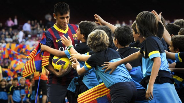 Neymar é apresentado como jogador do Barcelona, no Camp Nou
