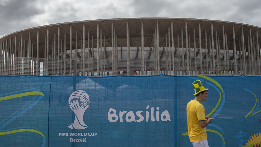 Torcedor brasileiro chega no Mané Garrincha para o jogo contra Camarões, em Brasília