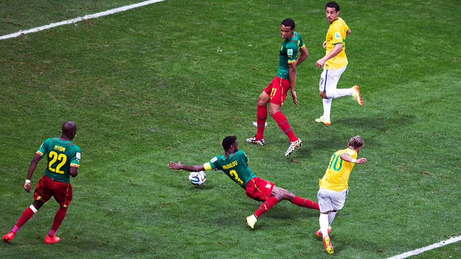 Neymar chuta e marca o segundo gol do Brasil contra Camarões no Mané Garrincha, em Brasília