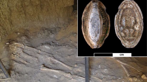 Imagem maior mostra o esqueleto em sua posição original. Na fotografia menor, é possível ver um amuleto encontrado junto aos restos mortais