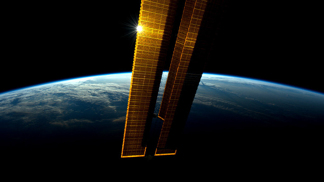 A imagem, divulgada pela Nasa (agência espacial americana), mostra o sol refletido no painel solar da Estação Espacial Internacional. A fotografia foi tirada pelo astronauta holandês Andre Kuipers