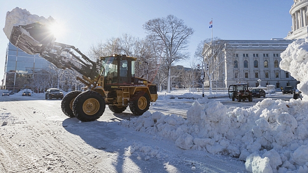 Escavadeira remove neve das ruas na cidade de Madison, em Wisconsin