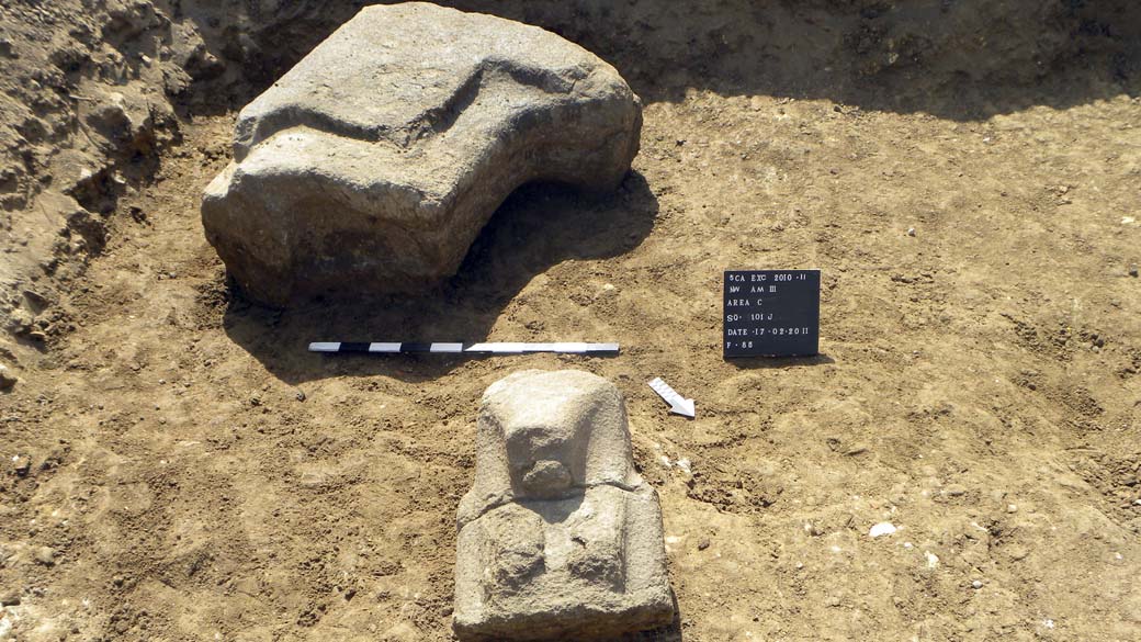 Pedaços da estátua de Amenófis III, encontrada por arqueólogos egípcios perto de Luxor, Egito. A escultura em quartzita, com mais de 13 metros de altura, foi encontrada em sete pedaços no templo funerário de Amenófis III em Kom al Hitan