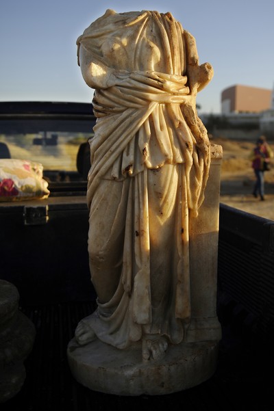 A estátua de mármore foi encontrada após a tempestade
