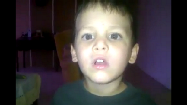 Esteban, de 6 anos, chora ao saber que Capriles perdeu as eleições