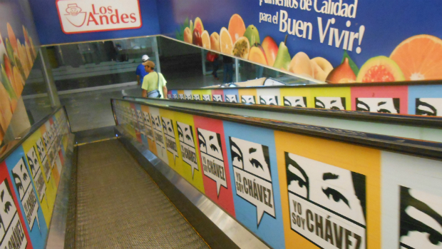 Imagens de Hugo Chávez recepcionam os clientes que perderão horas tentando encontrar produtos em um supermercado estatal desabastecido