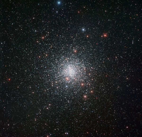 Imagem do aglomerado estelar globular Messier 4 produzida pelo Observatório de La Silla, no Chile.