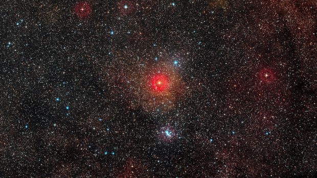 Imagem mostra o campo ao redor da estrela amarela hipergigante HR 5171