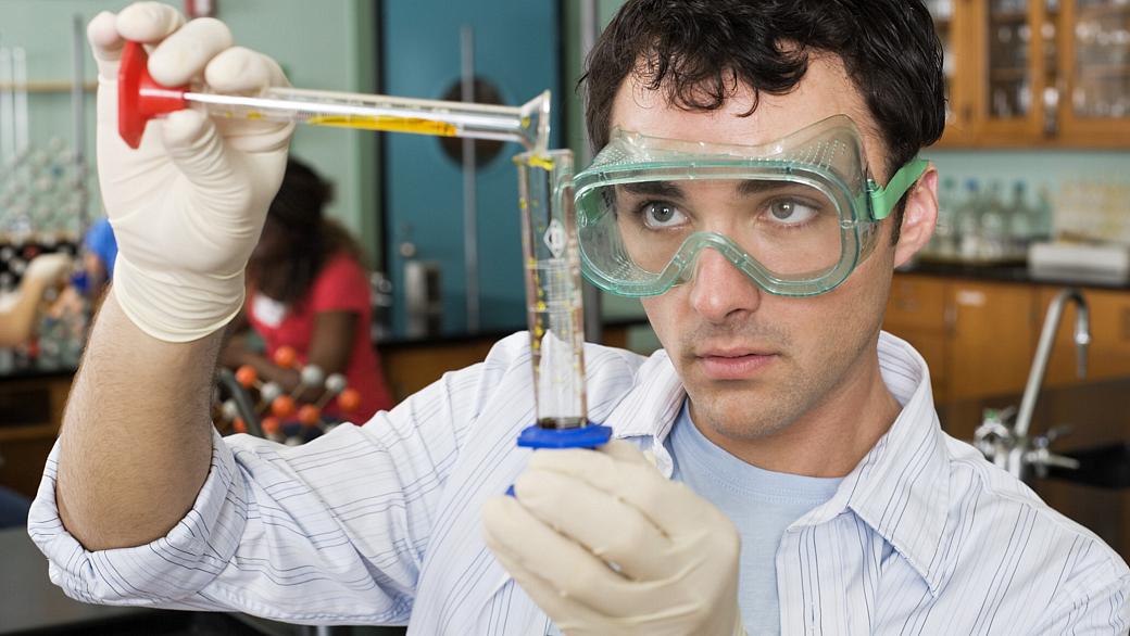 Estudante em laboratório de química