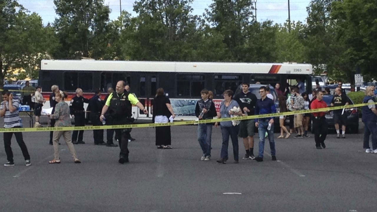 Estudantes deixam escola em Troutdale, no estado de Oregon, após ataque de um atirador