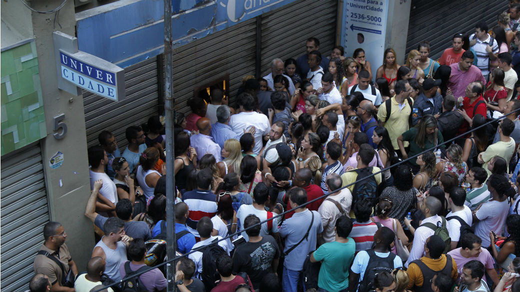 Estudantes fazem fila em busca de documentos acadêmicos na porta da sede da UniverCidade na Rua Gonçalves Dias, no Centro do Rio