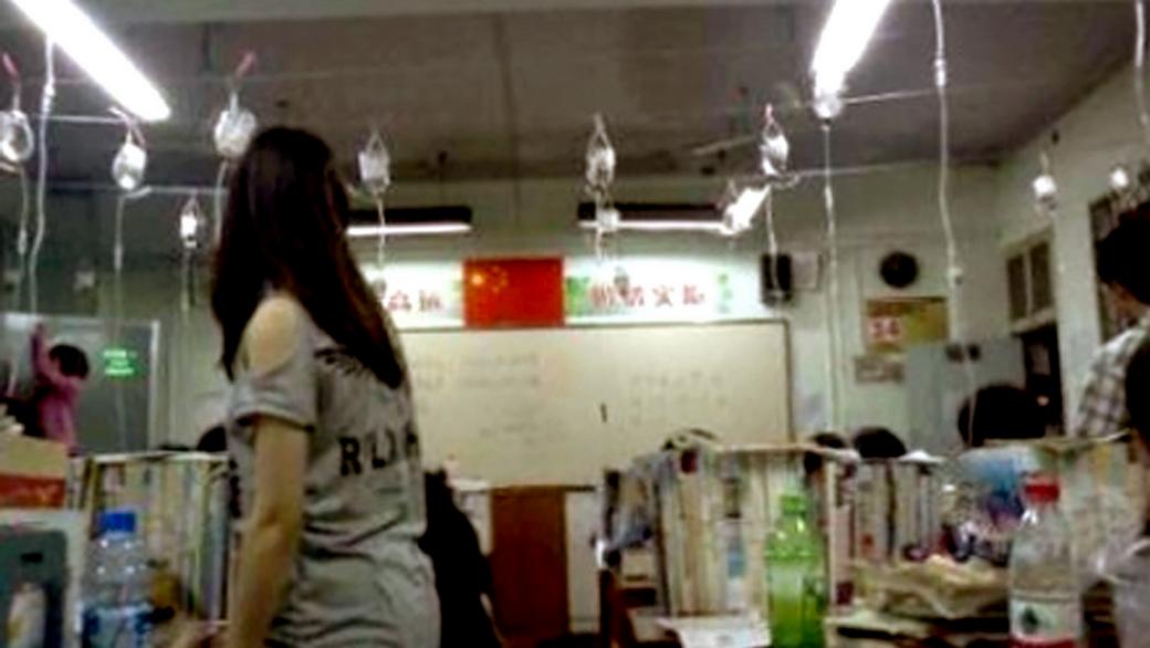 Imagem de estudantes com garrafas de medicamento em sala de aula tem provocado controvérsia