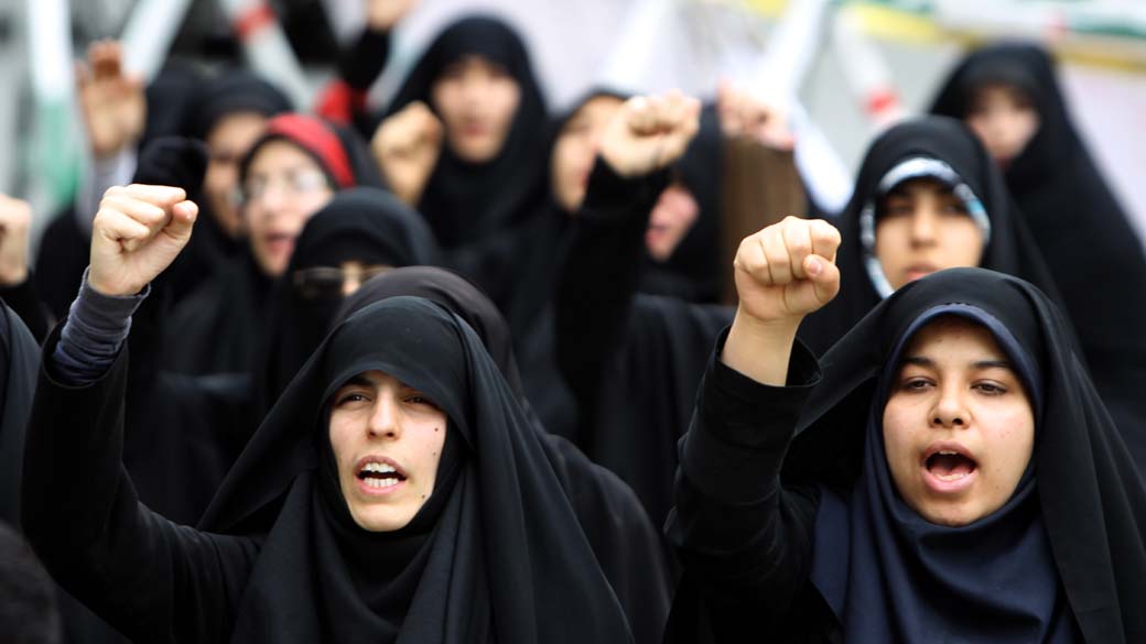 Em Teerã, Irã, estudantes iranianas protestam há três dias em frente à embaixada da Arábia Saudita para denunciar o suposto envolvimento da monarquia na repressão contra os manifestantes no Bahrein