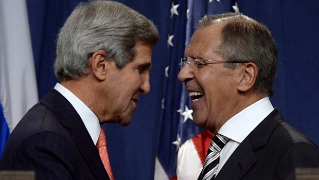 Kerry e Lavrov sorriem durante anúncio de acordo para a crise síria