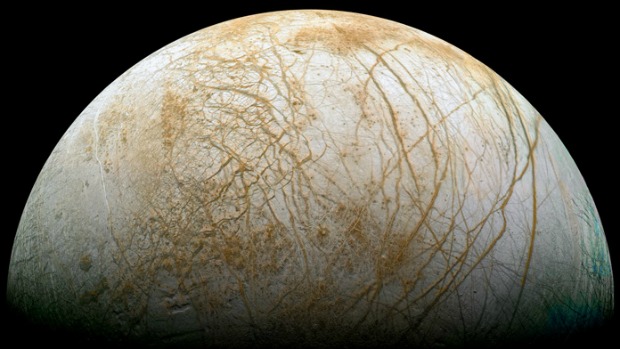 Superfície congelada de Europa, uma das luas de Júpiter, oferece condições de vida