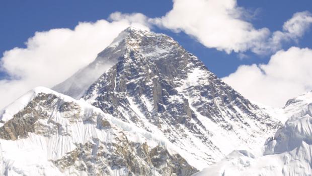 A altura do Everest foi estabelecida pela primeira vez em 1852, usando a trigonometria. Agora, até GPS será usado para medir com precisão seu tamanho correto