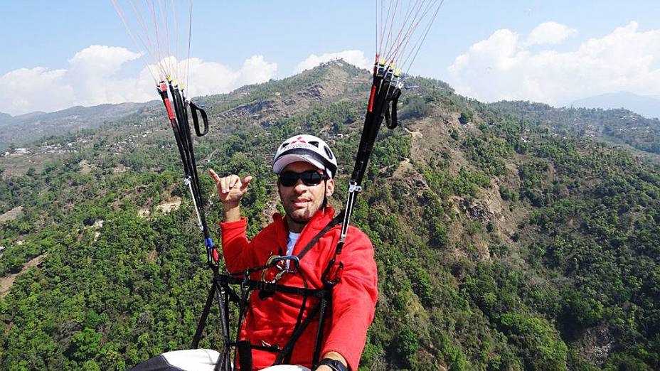 Raineri tentou saltar de parapente do alto da montanha, mas não conseguiu