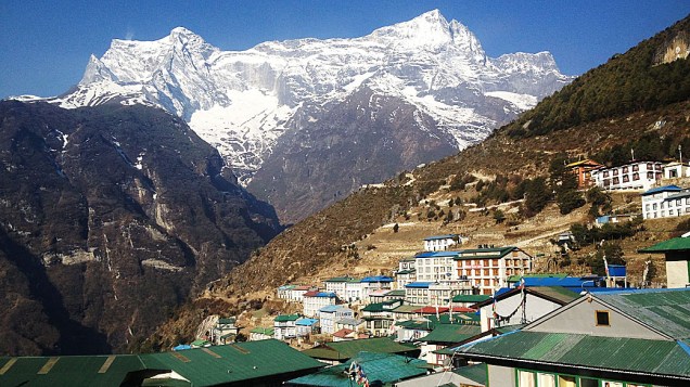 Foto de vilarejo localizado ao pé da montanha