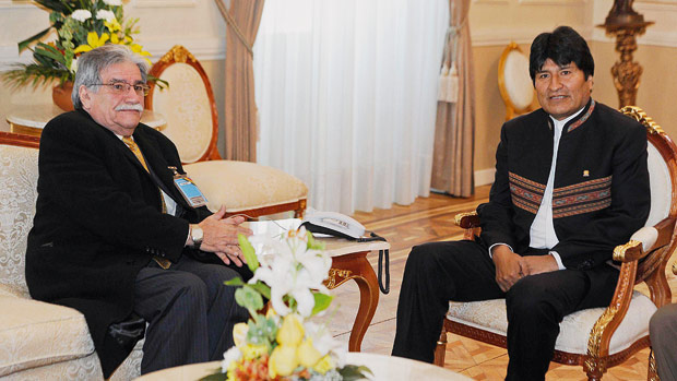 “EXPORTA PARA ONDE?” - Jerjes Justiniano com Evo Morales, após sua nomeação em 2012.