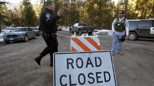 Policiais fecham estrada na Califórnia perto de local onde ex-policial Christopher Dorner estaria escondido