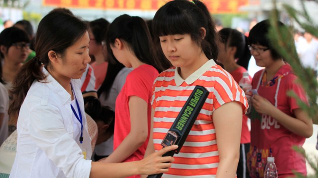 Estudantes chineses precisam passar por detector de metal antes de ingressar nas salas de prova
