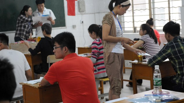 Fiscais checam documentos de alunos antes de entrega de prova do vestibular chinês, o Gaokao
