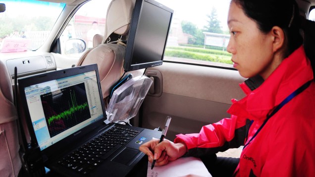 Fiscal utiliza um computador para monitorar sinais de rádio próximo aos locais de prova. Objetivo é coibir tentativas de fraude no exame