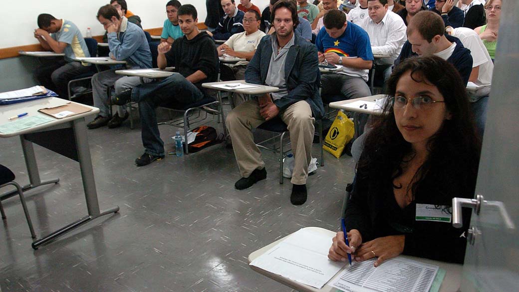 Bacharéis em direito da capital de São Paulo durante prova da primeira fase do exame de OAB