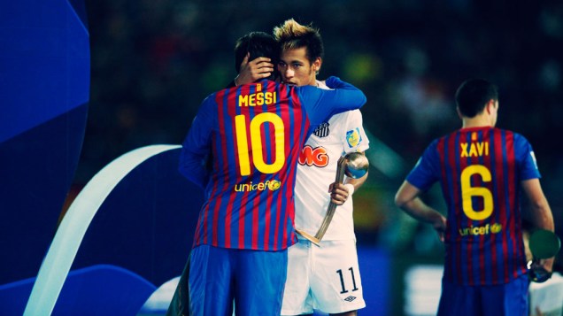Neymar cumprimenta Messi após receber a Bola de Bronze, após a final do Mundial de Clubes, no Japão - 18/12/2011